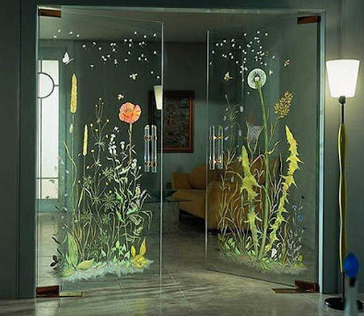 Стеклянные конструкции дверей способны передать всю красоту объемного рисунка и сделать помещение светлым и уютным
