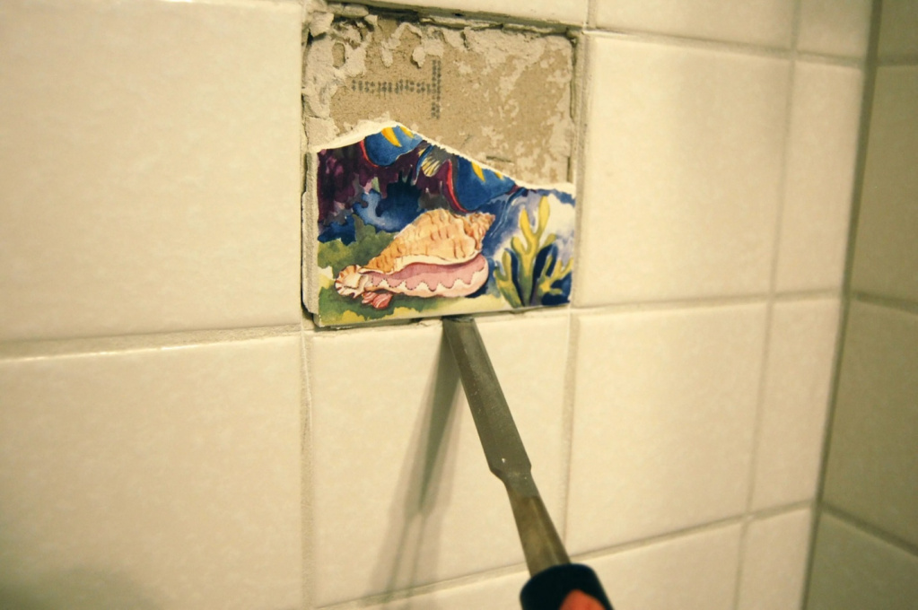 Снятие старого плиточного покрытия в ванной комнате