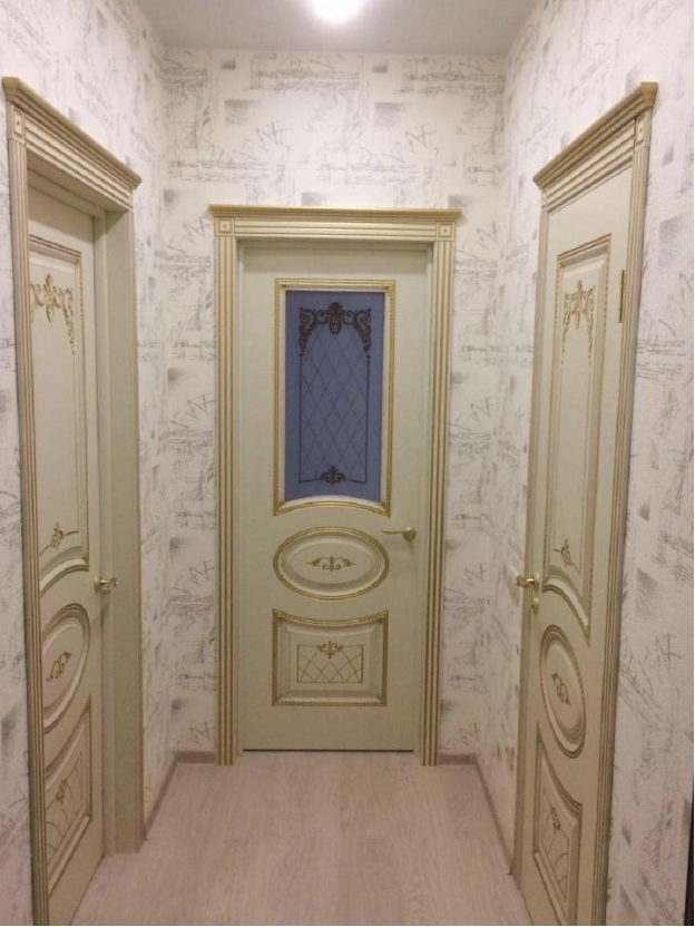 В узком коридоре лучше установить такие же двери