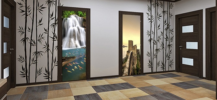 Прихожая визуально кажется больше, если на дверях выполнены рисунки с видами на водопад и горы