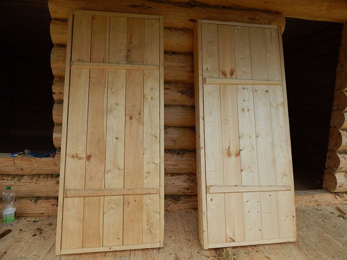 Деревянные двери в баню из массива и вагонки