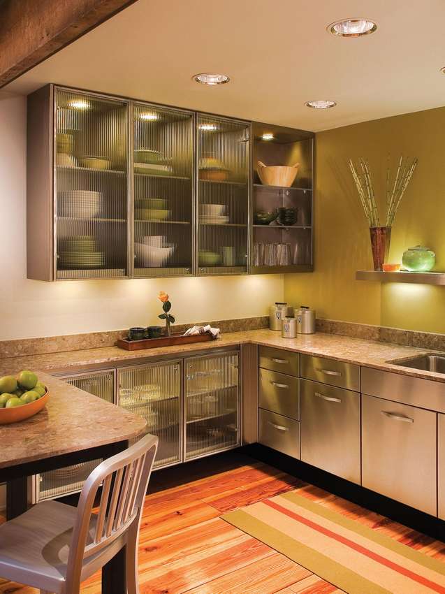 Кухонный гарнитур со стеклянными фасадами