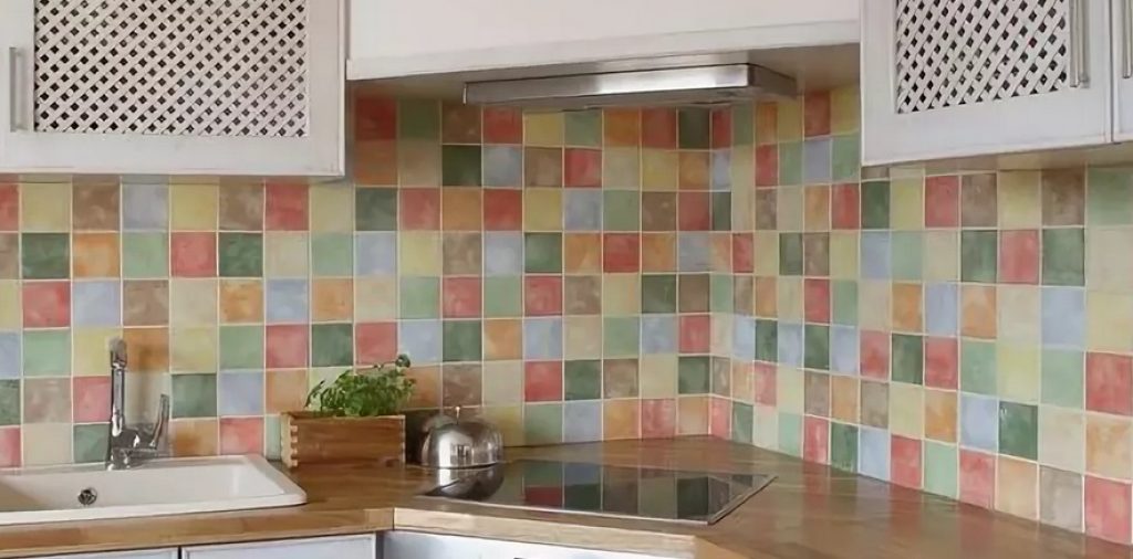 Разноцветная окрашенная плитка на кухне