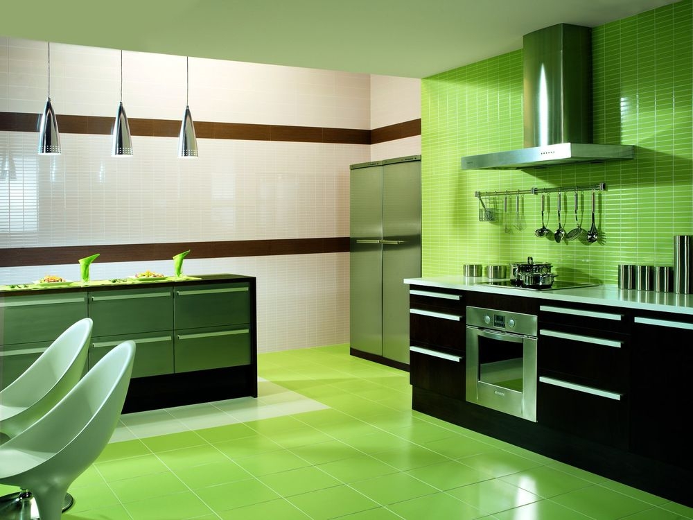 Кухня в зелёных тонах, окрашенный пол из плитки