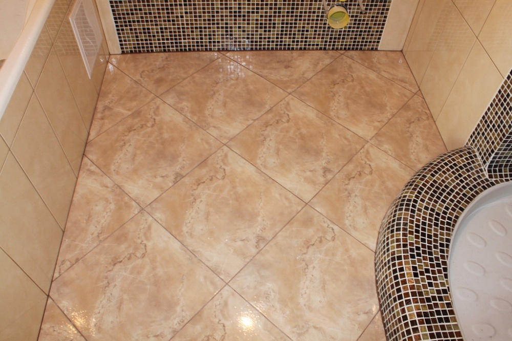 Диагональная укладка плитки на полу в ванной