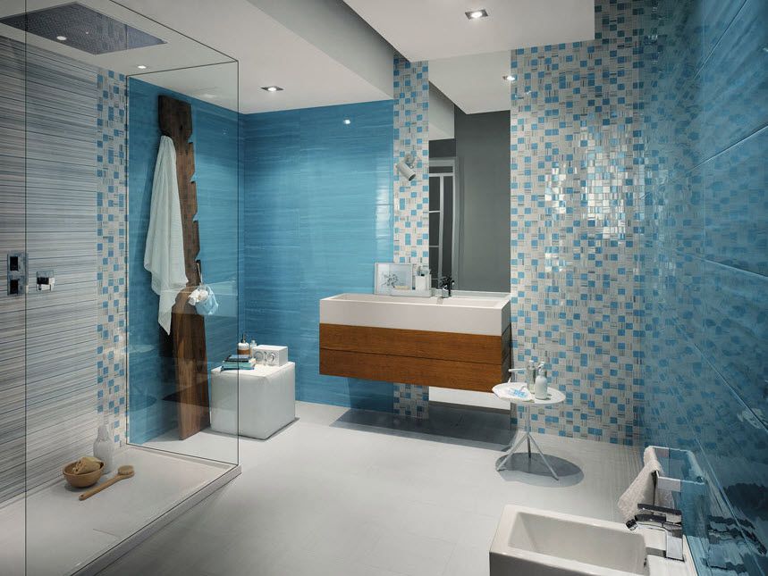 Голубая мозаика на стенах ванной