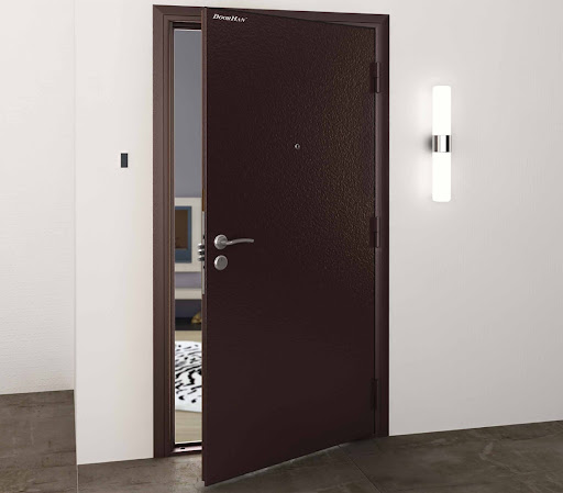Внешнее расположение петель считается более удобным вариантом и позволяет открыть входную дверь на 180 градусов