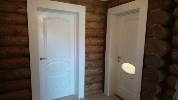Если окосячка межкомнатных дверей в деревянном доме выполнена правильно, то с открытием и закрытием проблем не возникнет