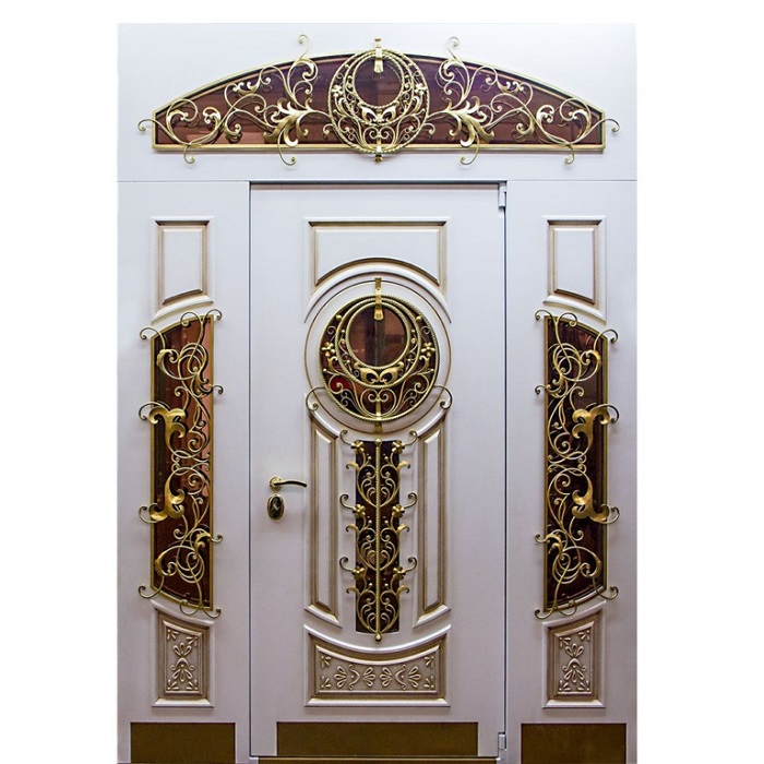 Входная дверь белого цвета со стеклянными вставками и металлической ковкой
