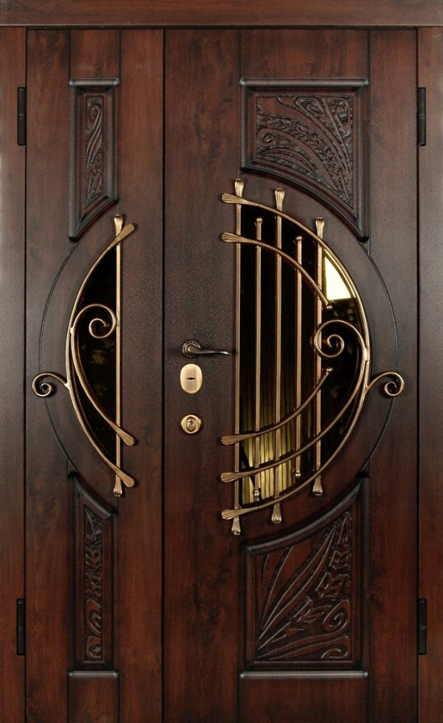 Двустворчатая стальная дверь с внешней отделкой из фрезерованного дерева, с металлическими решетками