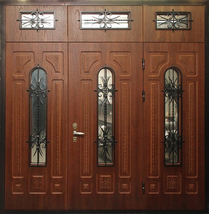 Металлическая элитная дверь с тремя створками и стеклянными узкими вставками производства Белоруссии