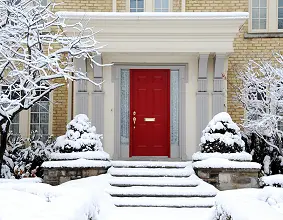 Как выбрать надежные входные двери с терморазрывом: готовимся к зиме правильно