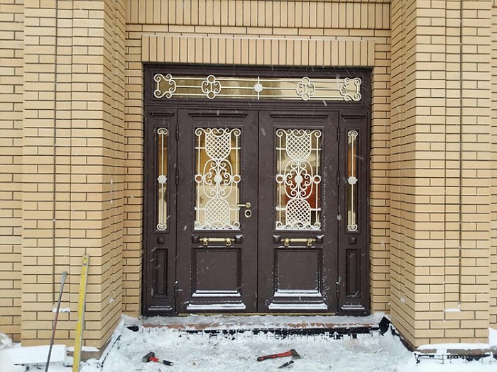 Входные двери в частный коттедж с терморазрывом и авторским дизайном